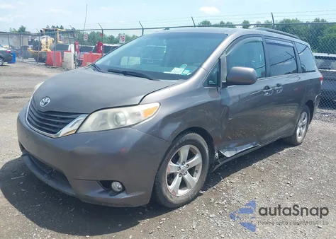 2012 Toyota Sienna Le V6 8 Passenger z USA, uszkodzony, nr VIN 5TDKK3DC9CS252274